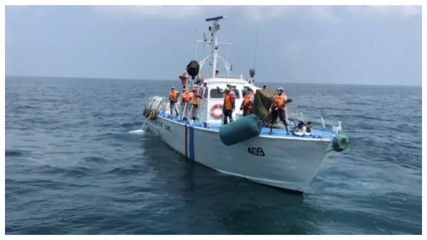 காலில் விலங்கிட்டு துன்புறுத்தல்.. தமிழக மீனவர்களுக்கு இலங்கை கடற்படையினரால் ஏற்பட்ட கொடூரம்