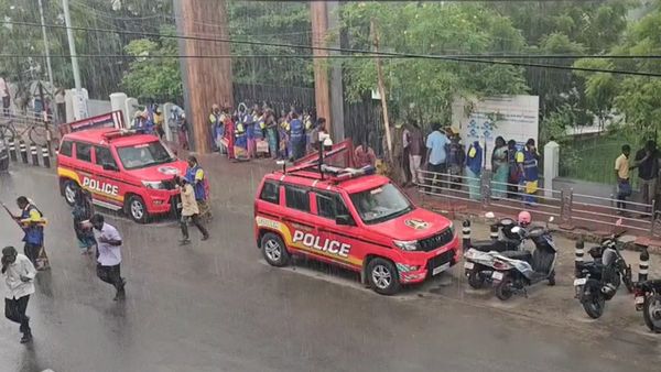 தூத்துக்குடி மாநகராட்சி தூய்மை பணியாளர்கள் சம்பளத்தில் ரூ. 2500 பிடித்தம்.. கொட்டும் மழையில் ஆவேசம்