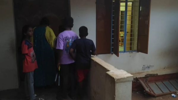 தேனி அருகே பள்ளி வகுப்பறையில் பூட்டி வைக்கப்பட்ட மாணவன்.. என்ன நடந்தது