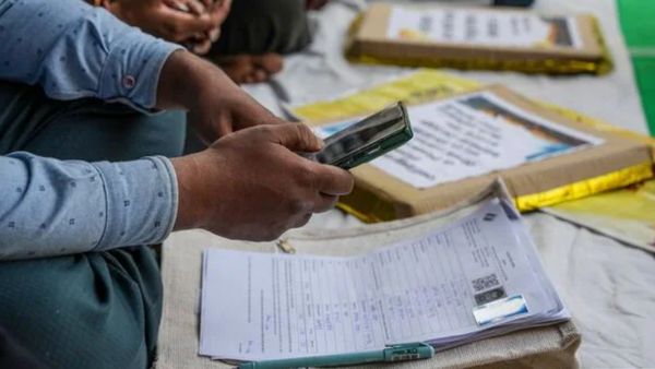 SIR பணிகளால் இப்படியொரு பிரச்சனையா? போன் நம்பர், ஆதார் எண் பரவும் ஆபத்து.. வாக்காளர்கள் அச்சம்!