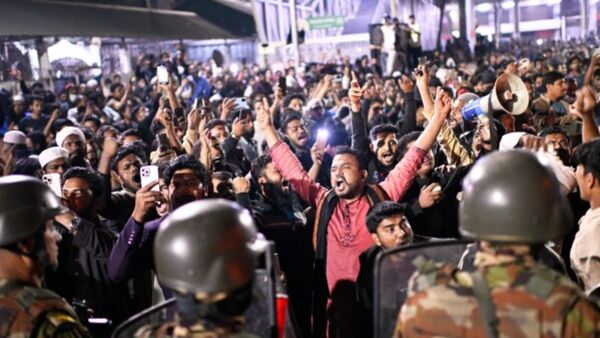 வங்கதேசத்தில் மீண்டும் பதற்றம்.. நாடாளுமன்றத்திற்குள் நுழைய முயன்ற போராட்டக்காரர்கள்! ராணுவம் வார்னிங்