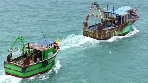 ராமேஸ்வரம் மீனவர்கள் 10 பேரை பிடித்து சென்ற இலங்கை கடற்படை.. கச்சத்தீவு அருகே என்ன நடந்தது?