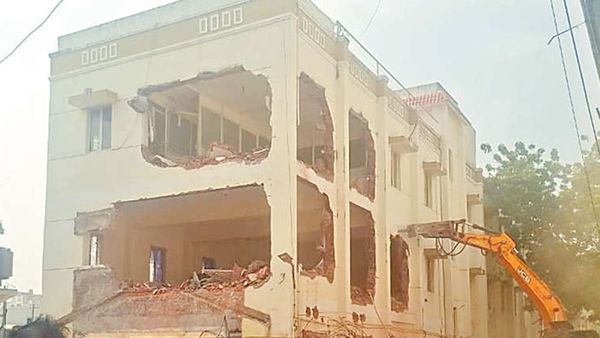 சென்னையில் காலையிலேயே பொக்லைனுடன் வந்த அதிகாரிகள்.. 10 ஆயிரம் சதுர அடி பிரம்மாண்ட வீடு இடிப்பு