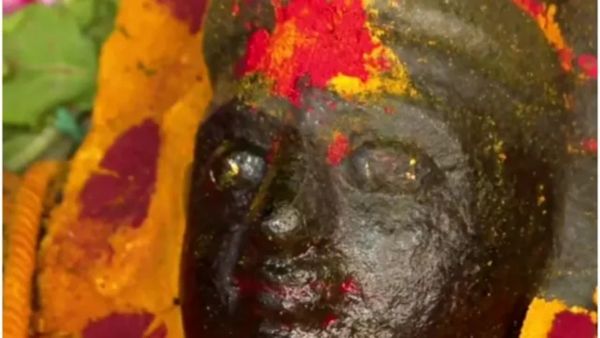 கோவையில் அம்மன் சிலையை உற்று பார்த்த பெண்ணுக்கு காத்திருந்த ஆச்சரியம்! கோயிலில் மக்களுக்கு சர்ப்ரைஸ்