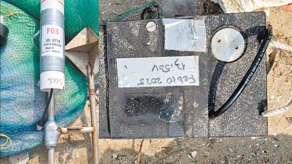 திருவள்ளூர் கடலில் மீனவரிடம் மாட்டிய மர்ம பொருட்கள்! கிட்ட போன பழவேற்காடு ஈஸ்வரனுக்கு ஒன்னுமே புரியல