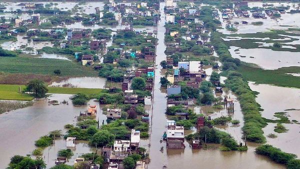 நூலிழையில் தப்பிய தமிழகம்.. இரு பெரும் புயல்களால் பேரழிவு! பறிபோன 1700+ உயிர்கள்.. என்ன நடந்தது!