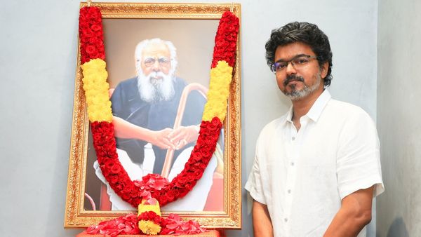 தவெக கொள்கைத் தலைவர் பெரியார் நினைவு நாளுக்கும் அதேபோல மரியாதை.. வழக்கம் போல விஜய் வெளியிட்ட போட்டோ!
