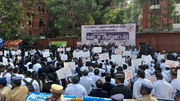 சென்னை ஐகோர்ட் முன்பாக திரண்ட வழக்கறிஞர்கள்.. E-Filling முறையை ரத்து செய்யக்கோரி ஆர்ப்பாட்டம்!