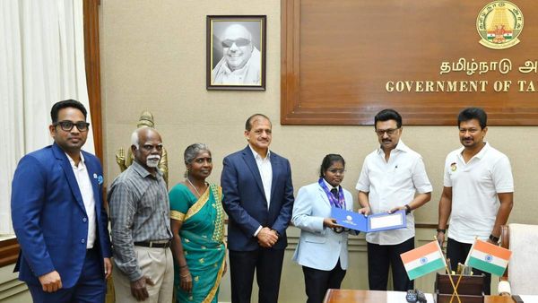 கேரம் சாம்பியன் கீர்த்தனாவுக்கு ரூ. 1 கோடி பரிசு வழங்கினார் முதல்வர் ஸ்டாலின்!