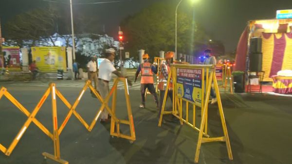 புத்தாண்டு கொண்டாட குவியும் மக்கள்.. சென்னை மெரினா கடற்கரை காமராஜர் சாலையில் போக்குவரத்து நிறுத்தம்!