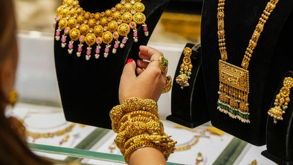 வரலாற்றில் நடக்காத மாற்றம்.. தங்கம் விலை 