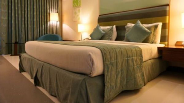 பெங்களூரில் 67 வயது பேராசிரியை வலுக்கட்டாயமாக ரூமுக்குள்.. 70 வயது கணவர் மீது தர்மசங்கடமான புகார்