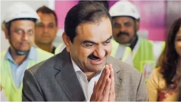 செயல்பாட்டுக்கு வந்த.. நவி மும்பை விமான நிலையம் ! பயணிகளை நேரில் சென்று வரவேற்றார் கௌதம் அதானி