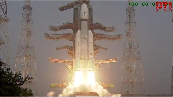 6,100 கிலோ எடை.. அமெரிக்க செயற்கைக்கோளை வெற்றிகரமாக விண்ணில் செலுத்தியது இஸ்ரோ!