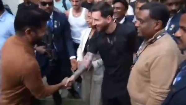 ஹைதராபாத்தில் மெஸ்ஸி.. கைகுலுக்கி வரவேற்றார் தெலுங்கானா முதல்வர் ரேவந்த் ரெட்டி!