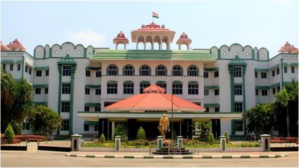 பிள்ளைகளை படிக்க வைப்பது காதலிக்க அல்ல.. வயதான பெற்றோரை தவிக்கவிடலாமா? மதுரை நீதிபதிகள் கருத்து!