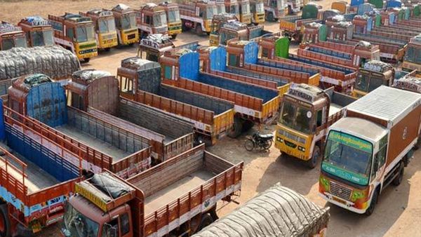 2500ல் இருந்து 12500 ஆக மாறி எப்சி கட்டணம்.. நாமக்கல் லாரி உரிமையாளர்களிடம் இருந்து பறந்த கோரிக்கை