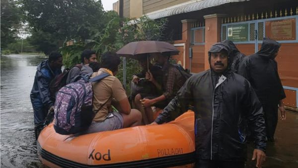 டிசம்பர் வந்ததும்.. சென்னை இல்லம் தேடி வந்த வெள்ளம்! வீடுகளுக்குள் சிக்கிய மக்கள் படகுகளில் மீட்பு!