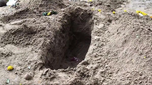 கிணத்த காணோம்னு பாத்தா..தஞ்சாவூர்ல புதைச்ச பொணத்தையே காணோம்! பால் தெளிக்க போனவர்களுக்கு ஷாக்! பரபர!