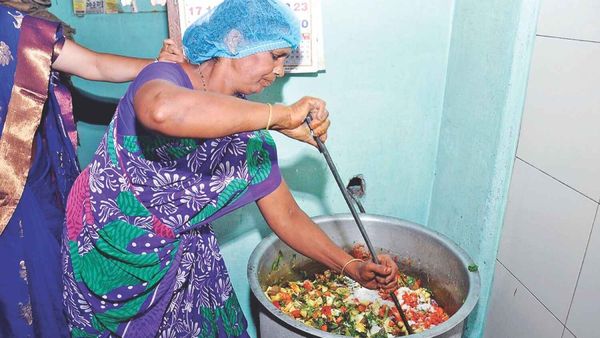 9,000 சம்பளம்.. சத்துணவு மையங்களில் சமையல் உதவியாளர் பணி! சூப்பர் சான்ஸ்.. எப்படி விண்ணப்பிப்பது?