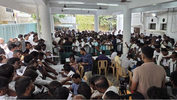 எங்க ஏரியாக்கு வாங்க எடப்பாடி! போட்டி போட்டு விருப்பமனு வாங்கிய அதிமுக ர.ர.க்கள்! வருமானம் இவ்வளவா?