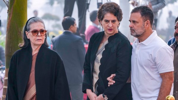 பிரதமர் வேட்பாளராகும் பிரியங்கா காந்தி? நேரு குடும்பத்திலேயே எழுந்த குரல்.. அப்போ ராகுல் எதிர்காலம்?