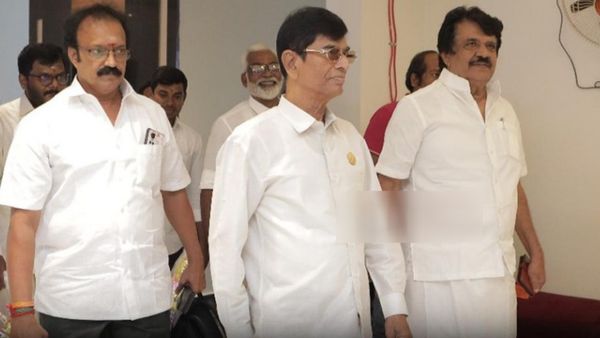 TVK- Cong Alliance: எஸ்.ஏ.சந்திரசேகர்- திருச்சி வேலுசாமி சந்திப்பு! செல்வப்பெருந்தகைக்கு தெரியுமா?