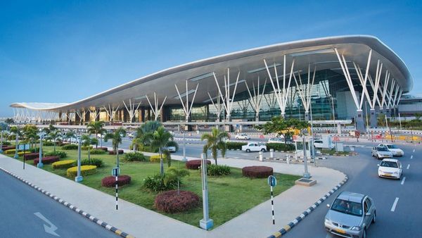 பெங்களூர் ஏர்போர்ட்டுக்கு வெளியே தினமும் ஒரே கொந்தளிப்பு.. டாக்ஸி, ஆட்டோ புக் செய்யும்போது உஷார்