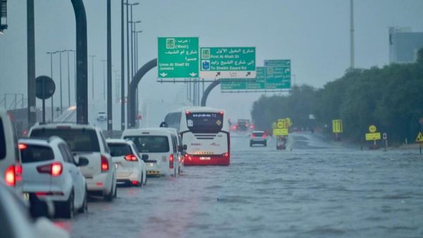 துபாயில் கடந்த 76 ஆண்டுகளில் இல்லாத அளவுக்கு.. கொட்டி தீர்த்த கனமழை! திரும்பிய பக்கமெல்லாம் வெள்ளம்