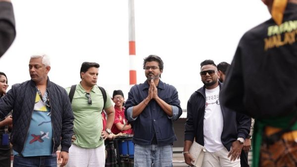 மலேசியாவில் இறங்கிய ஜனநாயகன்.. விஜய்யுடன் இவ்வளவு நெருக்கம் காட்டுகிறாரே.. யார் இந்த டத்தோ மாலிக்?