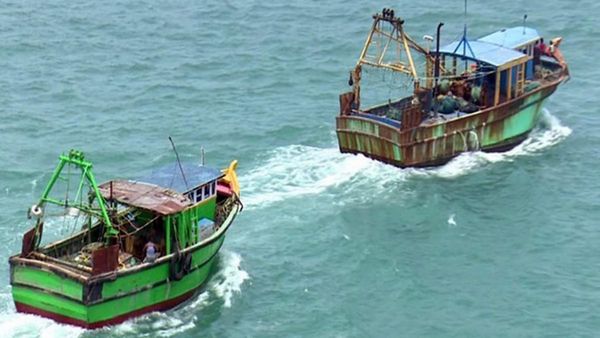 இலங்கை கடற்படை அட்டூழியம்! கச்சத்தீவு அருகே மீன் பிடித்து கொண்டிருந்த 3 தமிழக மீனவர்கள் கைது!