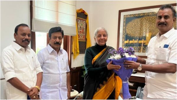 டெல்லியில் எஸ்பி வேலுமணி.. திடீரென நிர்மலா சீதாராமனுடன் சந்திப்பு.. என்ன நடந்தது?