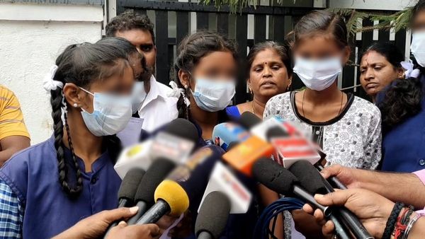 கழிவறைக்கு சென்று வர தாமதமானால் .. கோவையில் அரசு பள்ளி தலைமை ஆசிரியர் மீது மாணவிகள் பரபரப்பு புகார்