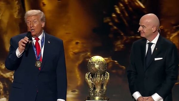 சூர்ய வம்சம் சரத்குமாரான டிரம்ப்.. நோபல் பரிசுக்கு பதில் ஃபிஃபா அமைதி பரிசு.. ஆனந்த கண்ணீர்தான்!