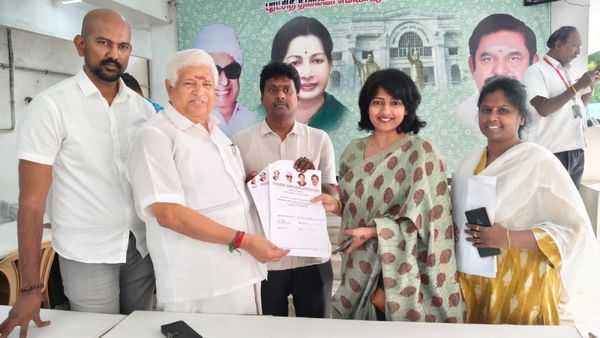 ஜெ தொகுதி உள்பட 2 இடங்களுக்கு குறி.. நடிகை காயத்ரி ரகுராம் அதிமுகவில் விருப்பமனு! பின்னணியில் ஜாதி