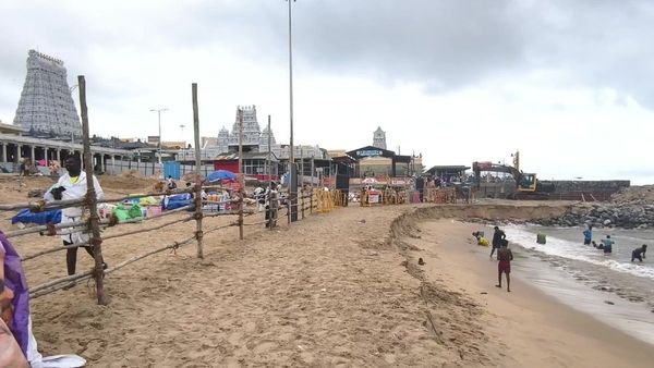 திருச்செந்தூர் முருகன் கோவில் முன்பு கடல் அரிப்பு.. பக்தர்கள் பாதுகாப்புக்காக தடுப்புகள் அமைப்பு!