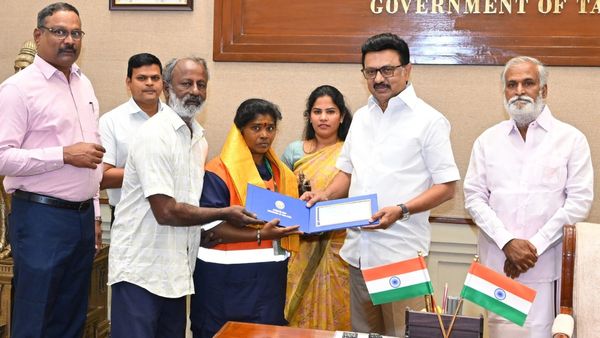 தூய்மை பணியாளர் பத்மா.. 45 சவரன் நகையை நேர்மையாக ஒப்படைத்ததற்காக ரூ.1 லட்சம் பரிசு வழங்கிய ஸ்டாலின்!