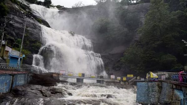 தென்காசி பகுதியில் வெளுத்தெடுத்த கனமழை.. வெள்ளப்பெருக்கு.. குற்றாலம் அருவிகளில் குளிக்கத் தடை!