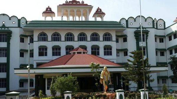 கரூர் கோயில் குடமுழுக்கு விழாவில் சமஸ்கிருதத்துக்கு இணையாக தமிழ் பாசுரங்கள் ஓத ஐகோர்ட் கிளை உத்தரவு!