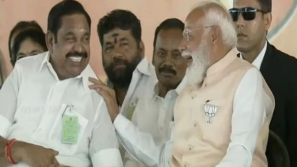 மதுராந்தகத்தில் ஸ்வீட் எடு கொண்டாடு: மோடி தோளை தொட்டதுமே பூரித்த எடப்பாடி பழனிசாமி.. அத்தனை கசப்பு?