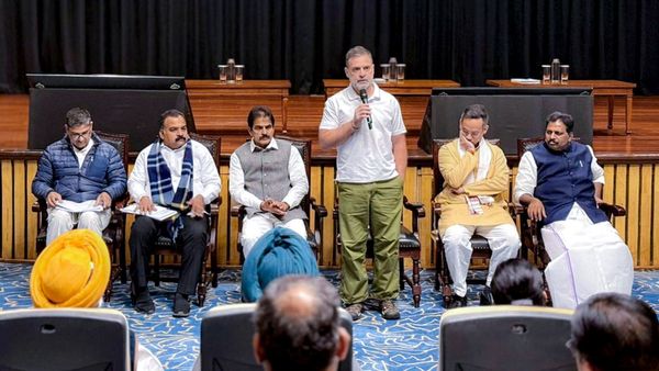 சிஎம்-ஐ பார்த்து காங்கிரஸ் கேட்கும் கேள்வி.. ஒரு மேட்டரை வைத்து போடும் மெகா பிளான்! ஒர்க்அவுட் ஆகுமா