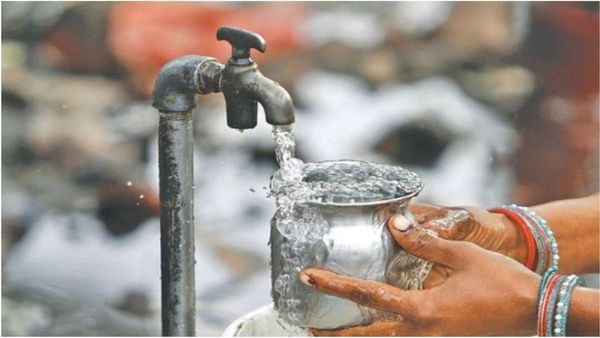 இதுதான் குஜராத் மாடலா? குழாய் இருக்கு! ஆனா தண்ணீர் வரல.. குடிநீருக்கு போராடும் மக்கள்!