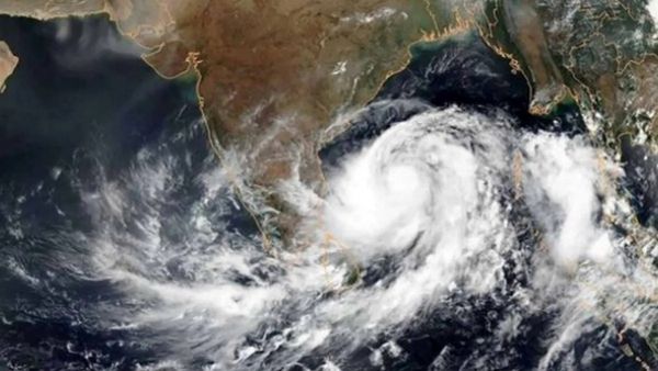 பொத்துகிட்டு ஊத்தும் வானம்.. வங்கக் கடலில் வலுவாகும் பூதம்! தமிழநாட்டில் இன்னும் 4 நாளைக்கு சம்பவம்!