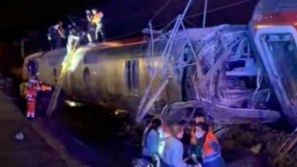 ஒரே நொடியில் சர்வ நாசம்! தடம் புரண்ட அதிவேக ரயில் மற்றொரு ரயில் மீது மோதி விபத்து.. ஸ்பெயினில் பகீர்