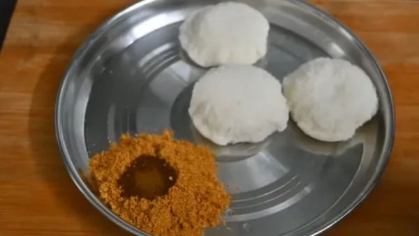 சட்னி, சாம்பார் தேவையே இல்லை! ஒரு மாதம் கெடாத ரகசிய 'கருப்பு உளுந்து' இட்லி பொடி செய்முறை!