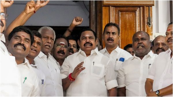 குலவிளக்கு திட்டத்தை காப்பி அடித்தோமா? அதிமுக தேர்தல் அறிக்கையை காட்டி எடப்பாடி பழனிசாமி பதிலடி!