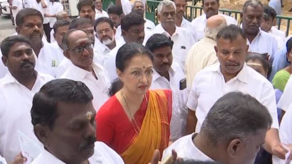 தெற்கில் ஒரு தொகுதியை குறிவைத்த நடிகை கௌதமி.. அதிமுக வேட்பாளர் நேர்காணலில் இன்று பங்கேற்பு!