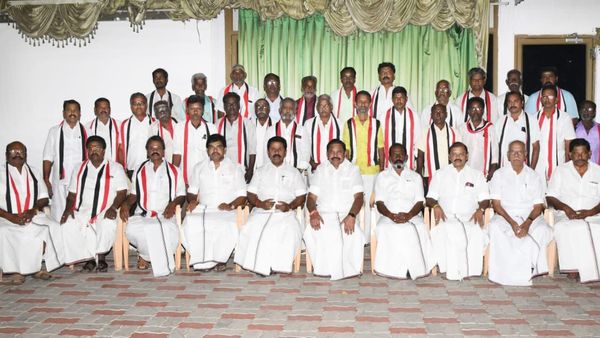 “நட்டாற்றில் விட்டுட்டாரு”.. வைத்திலிங்கம் செயலால் கொதித்துப்போன ஆதரவாளர்கள்.. அதிமுகவில் ஐக்கியம்!