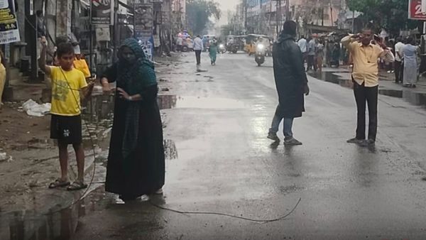 “இதுதான் தமிழ்நாடு”! மதுரை மீனாட்சி கோயில் ஊர்வலத்தில் கேபிள் ஒயரை அப்புறப்படுத்திய இஸ்லாமிய பெண்மணி