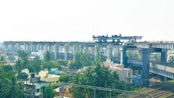 சென்னை பரங்கிமலை - ஆதம்பாக்கம் இடையே பறக்கும் ரயில் மேம்பால தூணில் மெட்ரோ ரூட்.. சவாலான பணி நிறைவு!